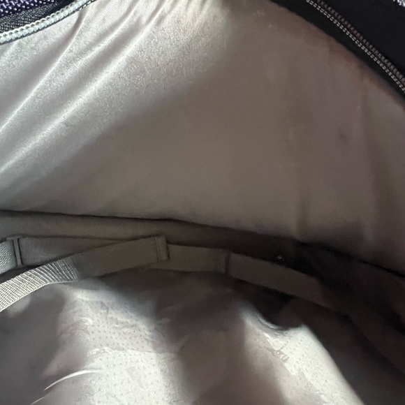 LONDON FOG  15-Inch Under The Seat Bag/Purple! - Picture 12 of 14